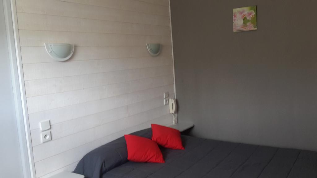 Hotel L'Oustalet Font-Romeu-Odeillo-Via ภายนอก รูปภาพ