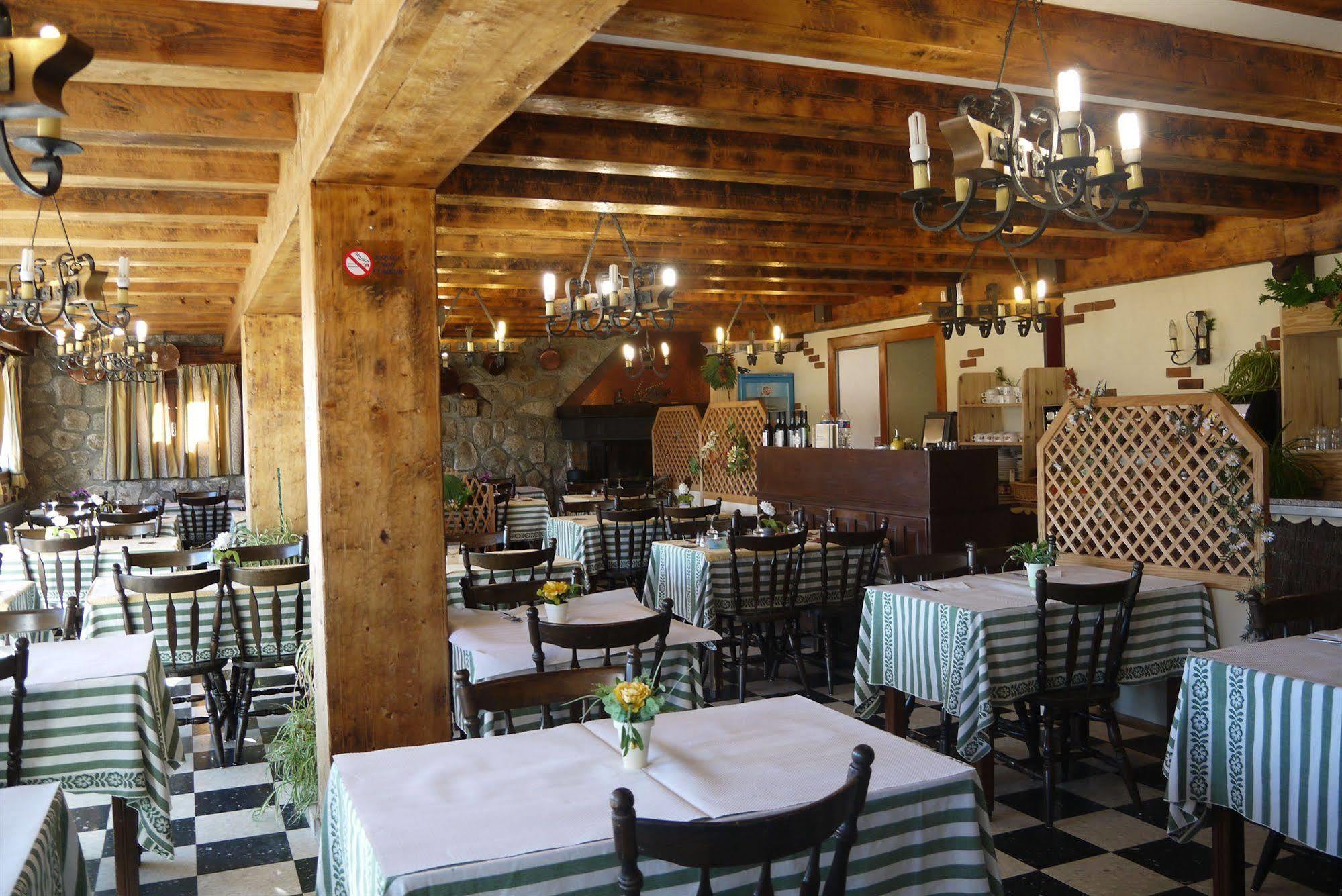 Hotel L'Oustalet Font-Romeu-Odeillo-Via ภายนอก รูปภาพ